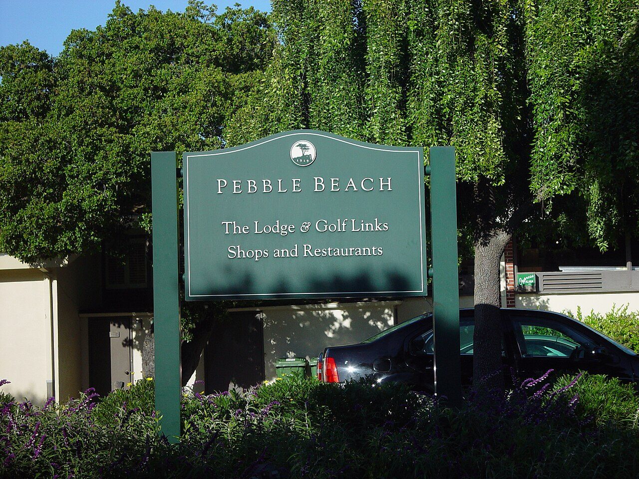 Green sign for The Lodge and Golf Links, shops and restaurants at Pebble Beach on 17-Mile Drive